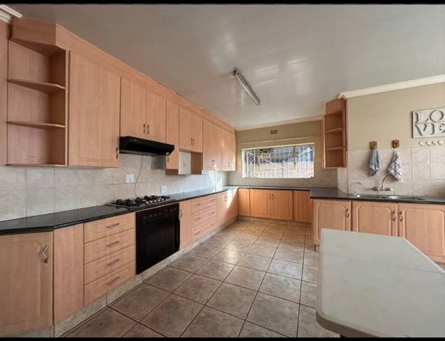 3 BEDROOM HOUSE FOR SALE IN VANDERBIJLPARK SE 6